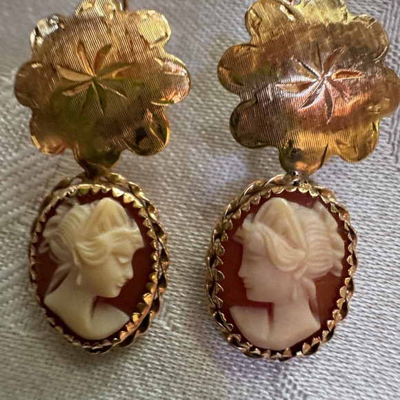 14KT Elegant Gold Cameo Earrings - Picture 3 of 9